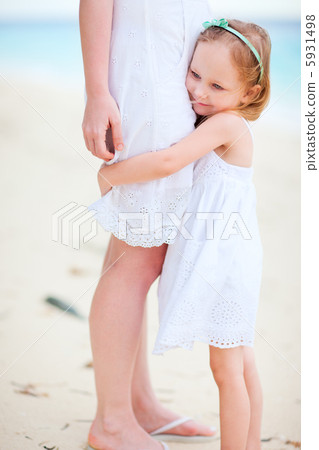 Little girl hugs her mom Little girl hugs her mom 5931498