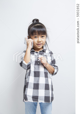 使用智能手機的女孩 使用智能手機的女孩 5931932