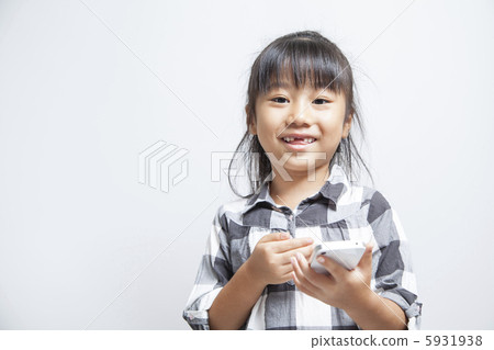 使用智能手機的女孩 5931938