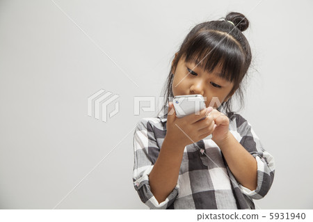 使用智能手機的女孩 5931940