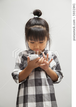 使用智能手機的女孩 5931941