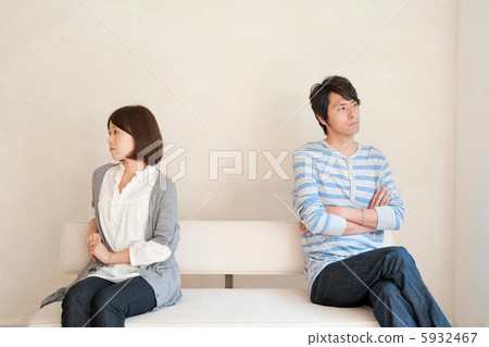 A couple fighting 5932467