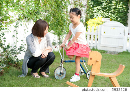 Parents playing in the garden 5932526