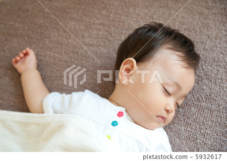 Baby to take a nap 5932617