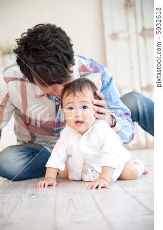 Parent and child playing in the living room 5932618
