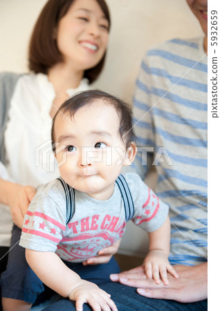 一個家庭在客廳放鬆 5932659