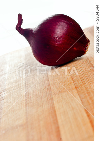 whole red onion on chopping board 5934644