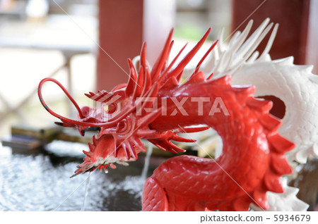 Red and white marriage dragon Red and white marriage dragon 5934679