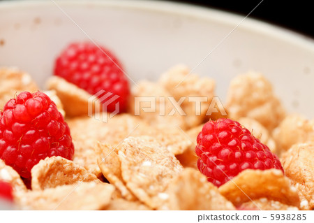 Cornflakes with milk and raspberries Cornflakes with milk and raspberries 5938285