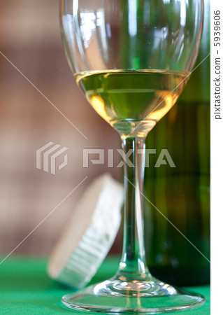 white wine 5939606