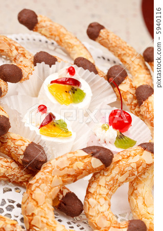 different kinds of dessert 5940116