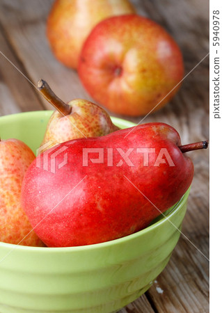 fresh pears 5940978