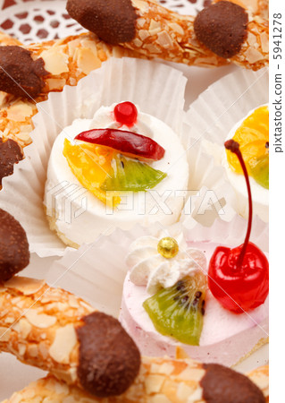 different kinds of dessert 5941278