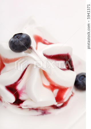 ice cream with blueberries 5941371