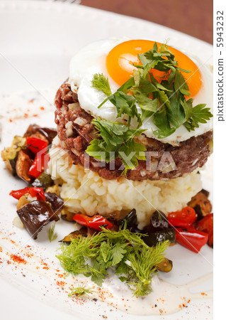 beef burger with egg and potatoes 5943232