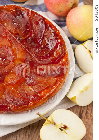 Tarte Tatin with apples 5943608
