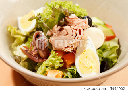 salad with tuna 5944002