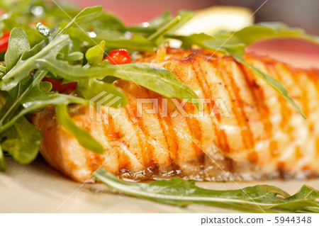 grilled salmon 5944348