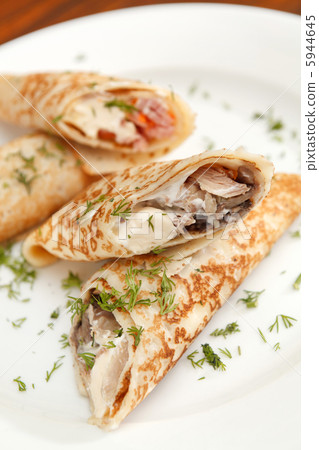 pancakes with chicken 5944645