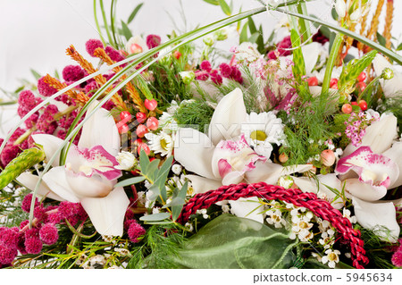 flowers in the basket 5945634