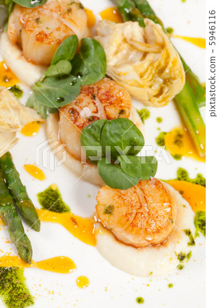 Baked scallops with asparagus 5946116