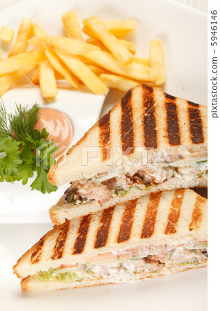 Sandwiches with French fried potatoes 5946146