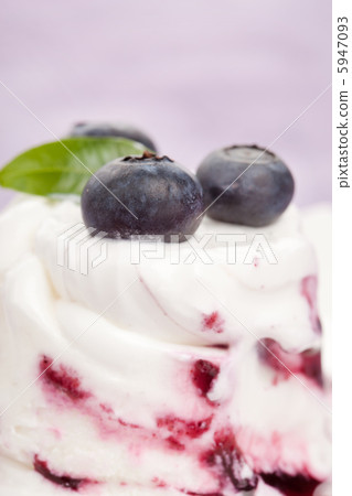ice cream with blueberries 5947093