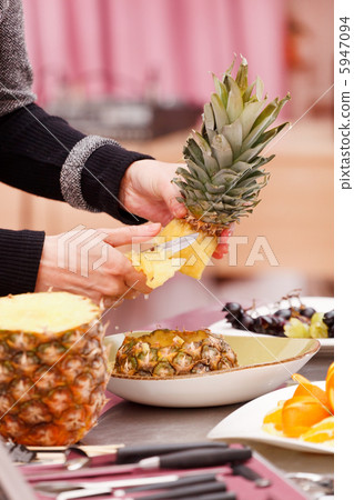 chef making bird from fruits 5947094