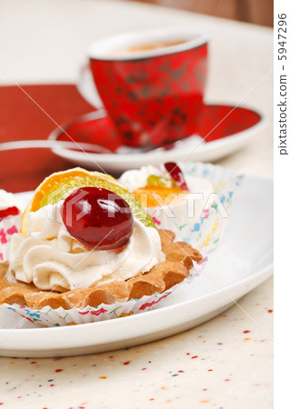 fruit cake with coffee 5947296