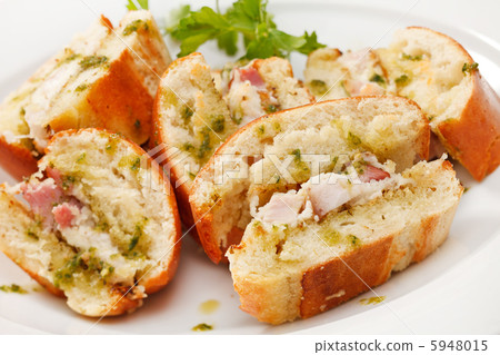 sandwich with chicken 5948015
