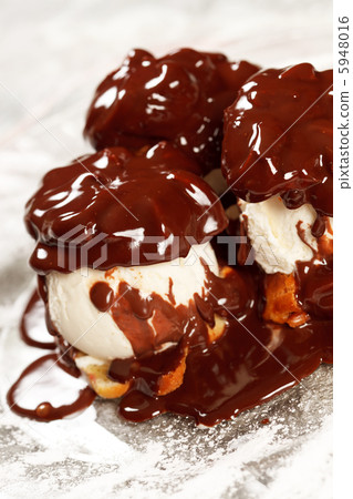 Ice cream with Chocolate topping Ice cream with Chocolate topping 5948016