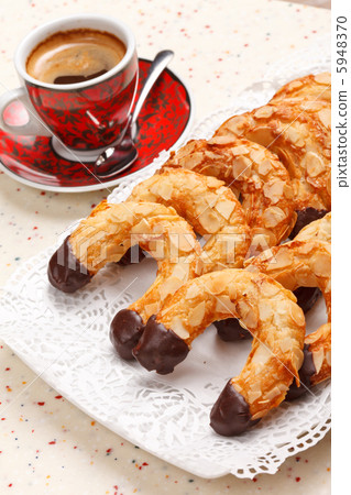 almond pastries 5948370