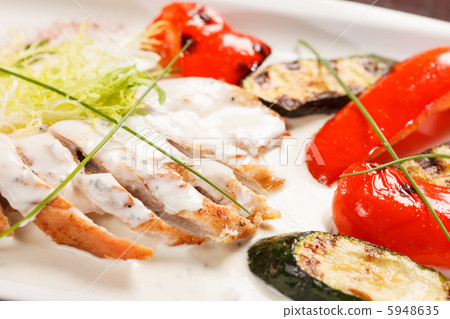 Grilled chicken fillet with vegetables 5948635