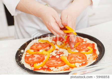 chef making pizza at kitchen 5948858