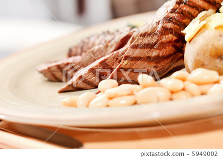 steak with grilled vegetables 5949002