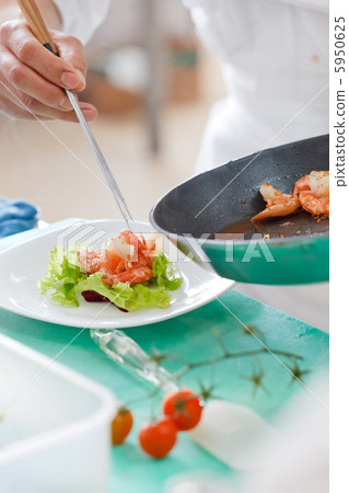 Chef preparing food 5950625