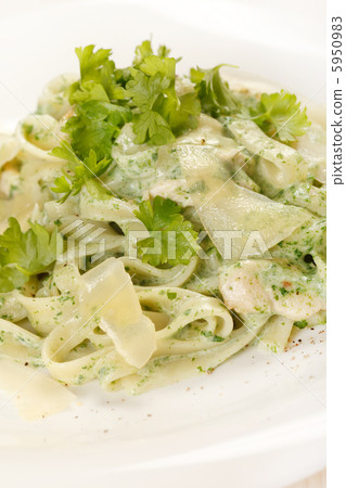pasta with chicken 5950983