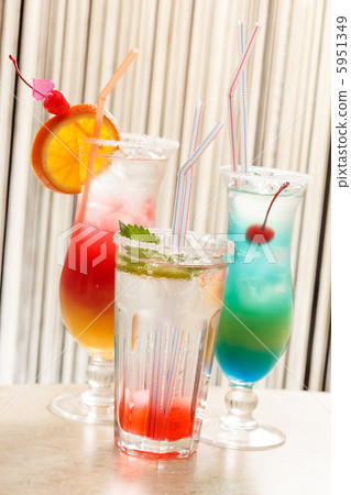 cocktails in the bar 5951349