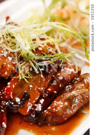 grilled ribs with salad 5951350