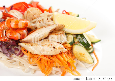 meat with vegetables and noodles 5951456