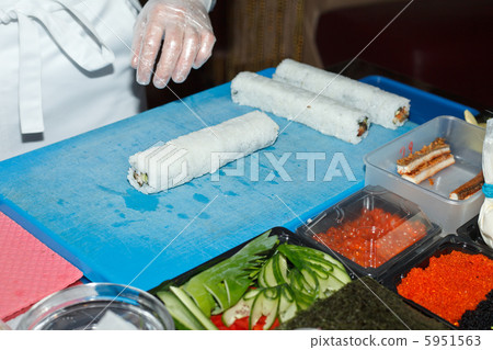 chef preparing sushi in the kitchen 5951563