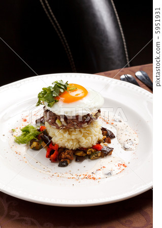 beef burger with egg and potatoes beef burger with egg and potatoes 5951931