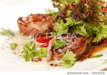 meat with vegetables 5952839