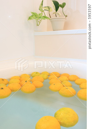 Tonight is the yuzu bath. 5953597