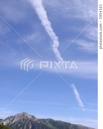 延伸在天空的飛機雲彩 延伸在天空的飛機雲彩 5954161