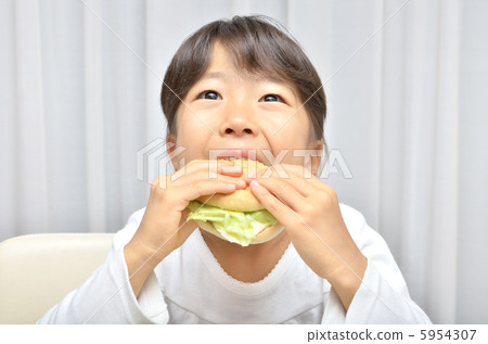 一個吃漢堡包的女孩 5954307