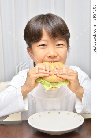 A girl who eats a hamburger 5954309