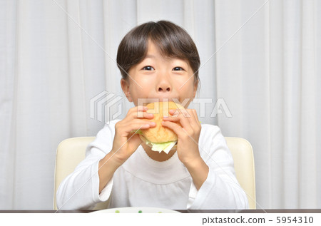 A girl who eats a hamburger 5954310