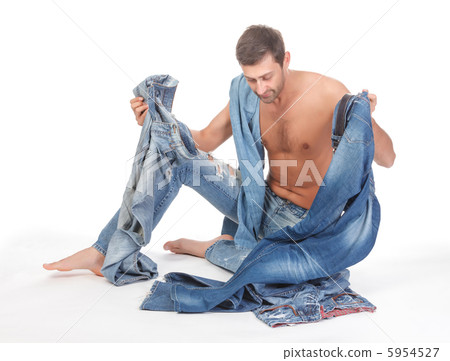 Man deciding what to wear 5954527