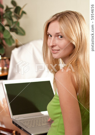 woman in bed with laptop 5954656